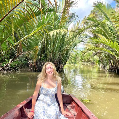 THE MEKONG BETWEEN TWO WORLDS